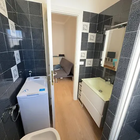 2 Min Walk To The In The Centre Of Apartment